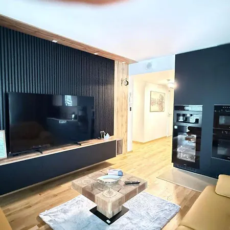 Apartment Elegancy, Technology And Private Garden In Downtown
