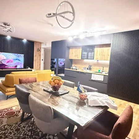 Elegancy, Technology And Private Garden In Downtown Apartmán